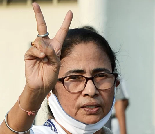 দিল্লির লাড্ডু খাবেন না… মমতা বন্দ্যোপাধ্যায় দার্জিলিংয়ের নেতাদের কেন একথা বললেন?