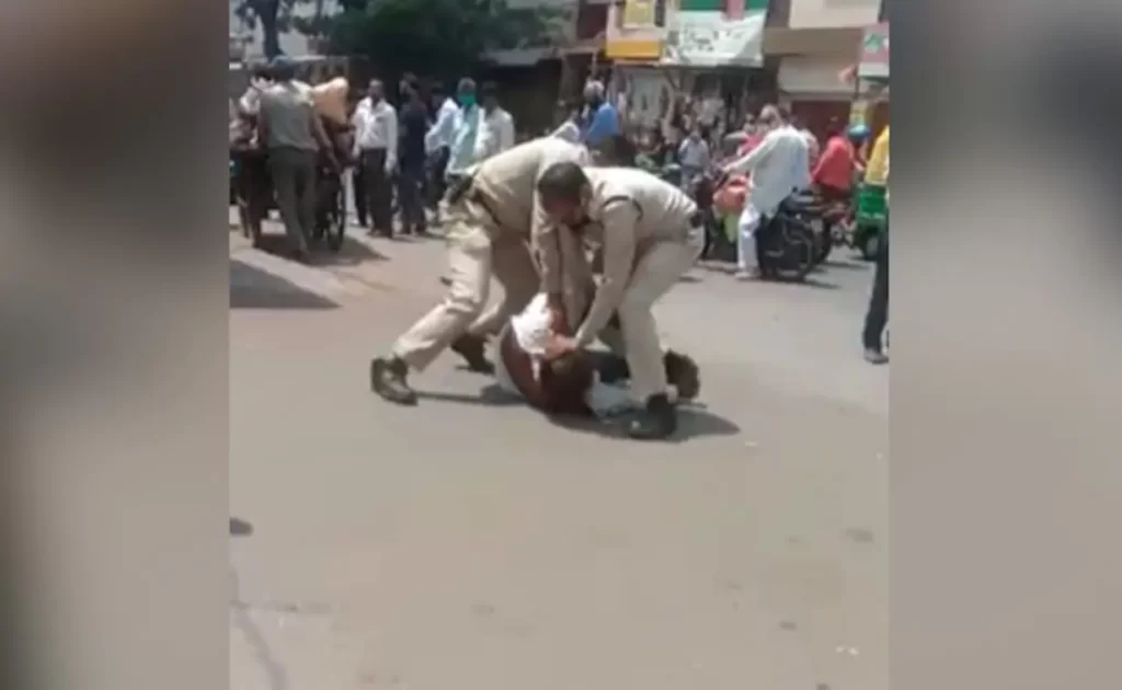 কানপুরের এসিপি পতিতাদের শ্লীলতাহানি করার পাঠ শেখালেন, ভাইরাল সেই ভিডিও 1 এসিপি