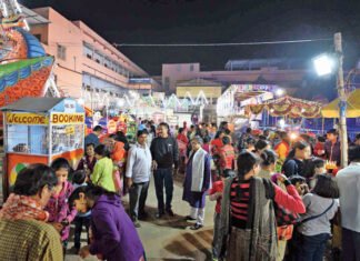 মেলা নিয়ে বিরোধের জের ধরে দুই পক্ষের মধ্যে সহিংস সংঘর্ষ; দেশীয় বোমা নিক্ষেপ করা হয়