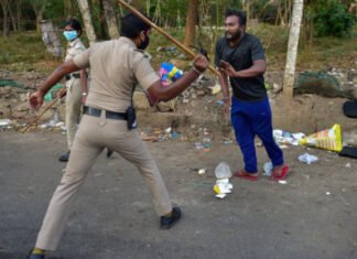 কানপুরের এসিপি পতিতাদের শ্লীলতাহানি করার পাঠ শেখালেন, ভাইরাল সেই ভিডিও