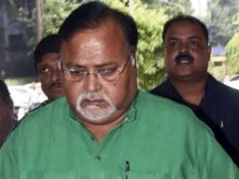 এসএসসি নিয়োগ দুর্নীতির বেড়াজালে তৃণমূল হেভিওয়েটরা। কিছুটা স্বস্তি পার্থর। মুখ খুললেন মমতা