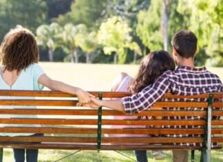 সঙ্গী অন্য সম্পর্কে জড়িয়েছেন বুঝবেন কী করে?